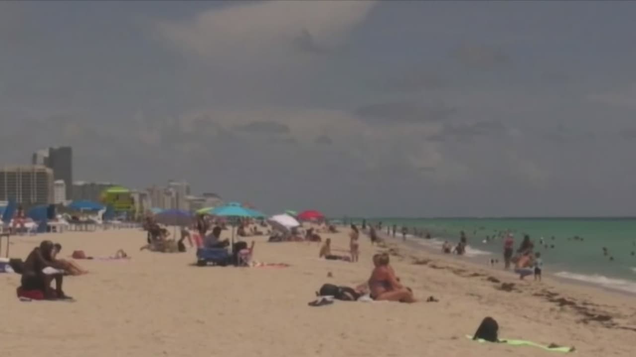 Autoridades refuerzan la vigilancia en Miami Beach ante el temor de un repunte de coronavirus
