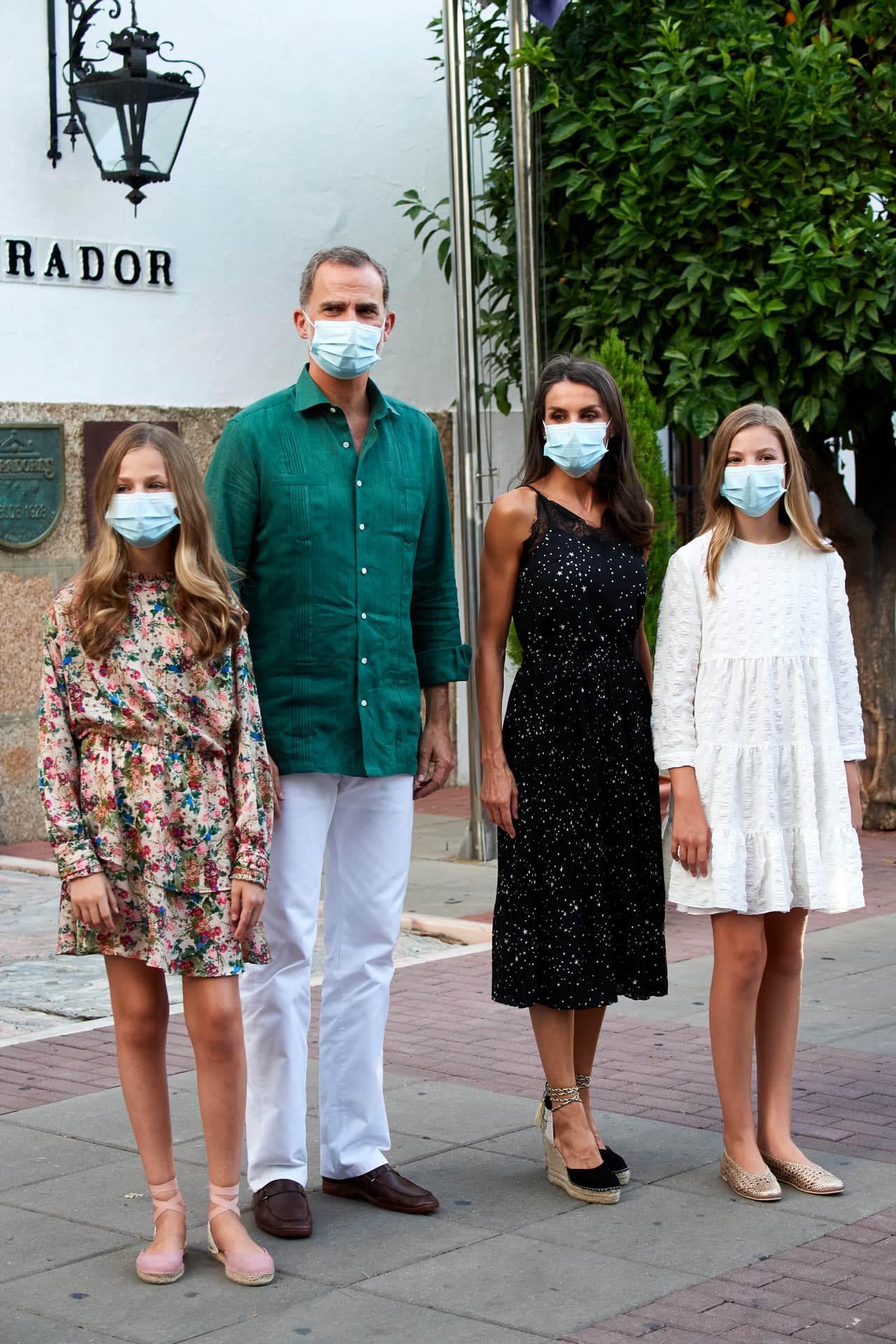 El País detalla que la agenda de los reyes "será apretada a partir del lunes 10 de agosto, cuando se desplacen al resto de las islas para mantener contacto directo con los sectores sociales y económicos más afectados" por la pandemia. 
<br>