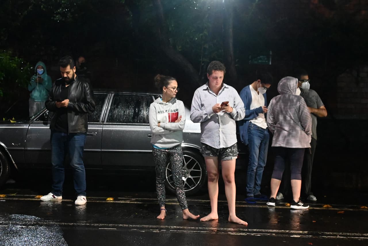 Inicialmente muchas personas en varias colonias se quedaron sin luz, pero hora después la alcaldesa, Claudia Sheinbaum, dijo que se había restablecido el servicio prácticamente en su totalidad.