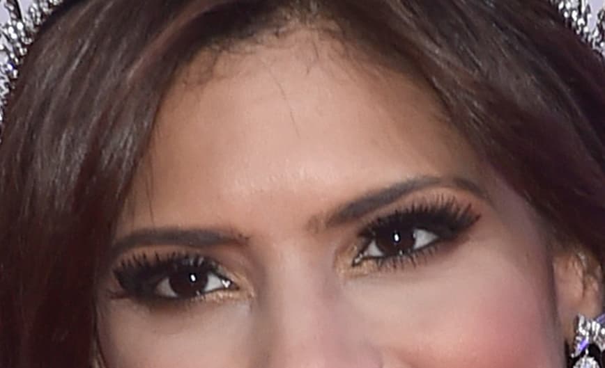 ¿Reconoces esta mirada? Es de una chica que además en 2015 presumió su corona de reina, seguramente ya adivinaste.