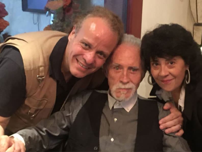 Amigos del primer actor lo acompañaron en este especial momento.