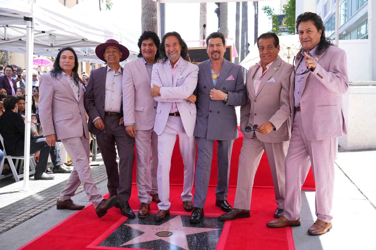 La estrella de Los Bukis no sólo honra décadas de éxitos, sino también la historia de millones de inmigrantes que, como ellos,
<b>llegaron con sueños y ahora ven reflejado su esfuerzo en esta histórica distinción.</b>