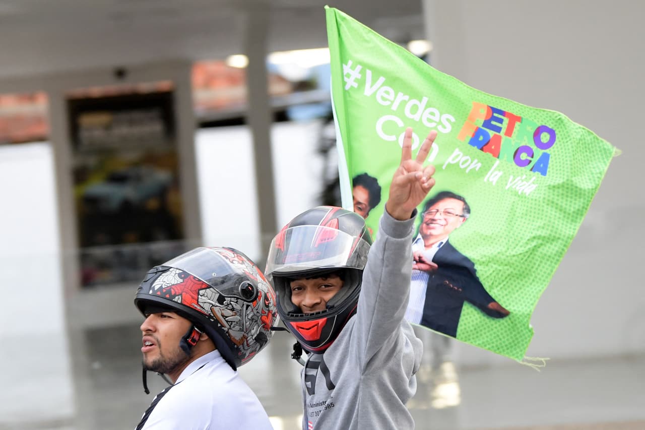 Simpatizantes de Gustavo Petro celebran en Bucaramanga, Colombia. “Hoy es día de fiesta para el pueblo. Que festeje la primera victoria popular. Que tantos sufrimientos se amortigüen en la alegría que hoy inunda el corazón de la Patria. Esta victoria para Dios y para el Pueblo y su historia. Hoy es el día de las calles y las plazas”, escribió Petro en su cuenta de Twitter.