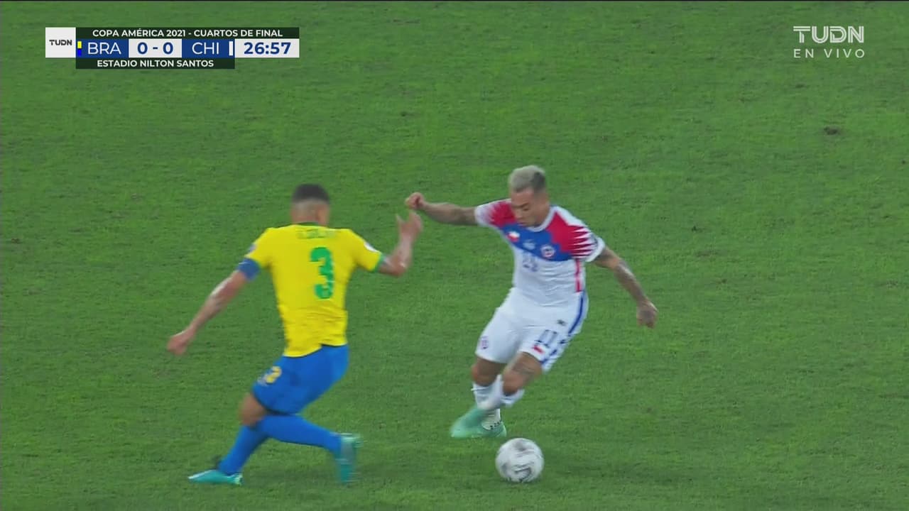 ¡Frena el cañonazo! Eduardo Vargas desborda y prueba a Ederson