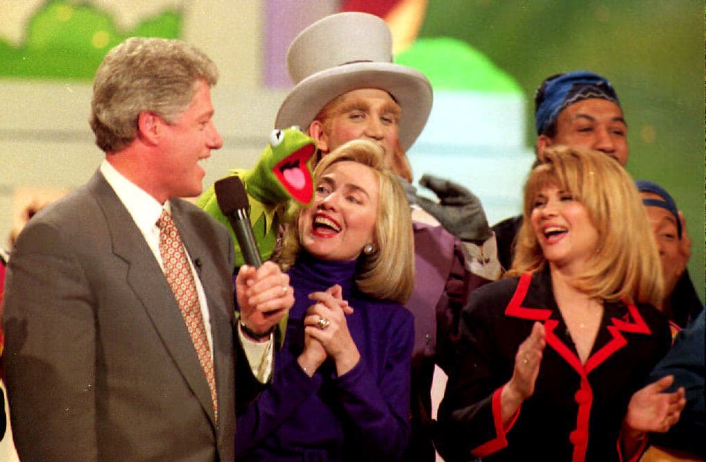 La candidata a la presidencia ha tenido momentos de sincera diversión durante estos años frente a las cámaras. Porque a veces, es imposible no reírse.