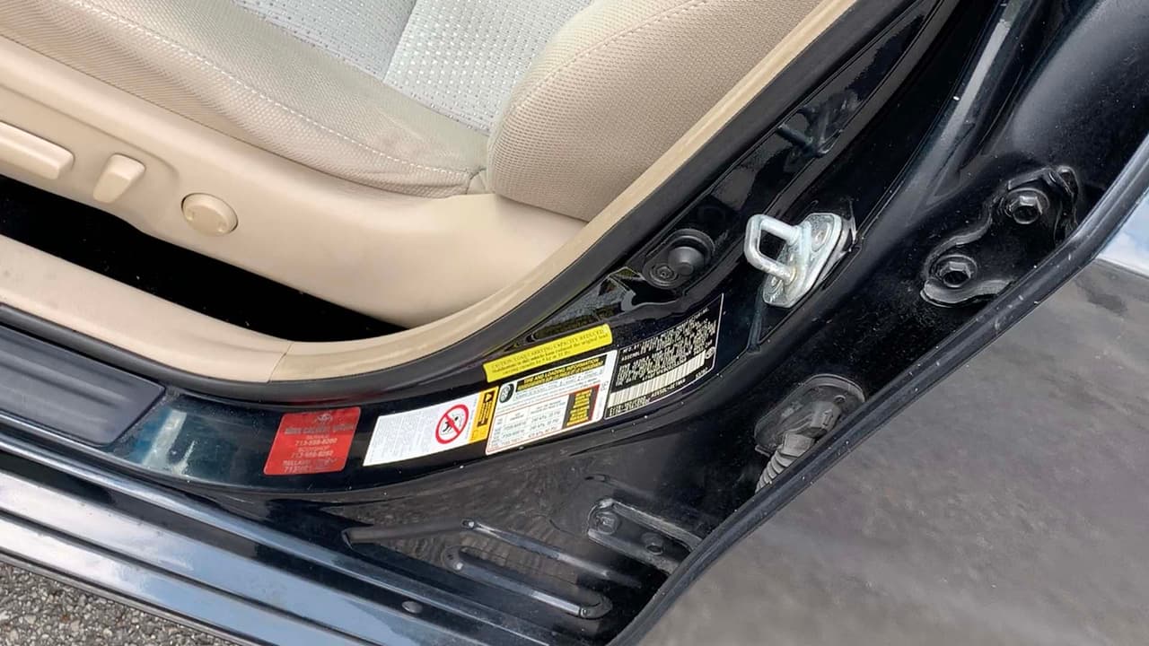 <b>Otro lugar donde lo puedes encontrar es en la parte de lado donde cierra la puerta del conductor.</b>