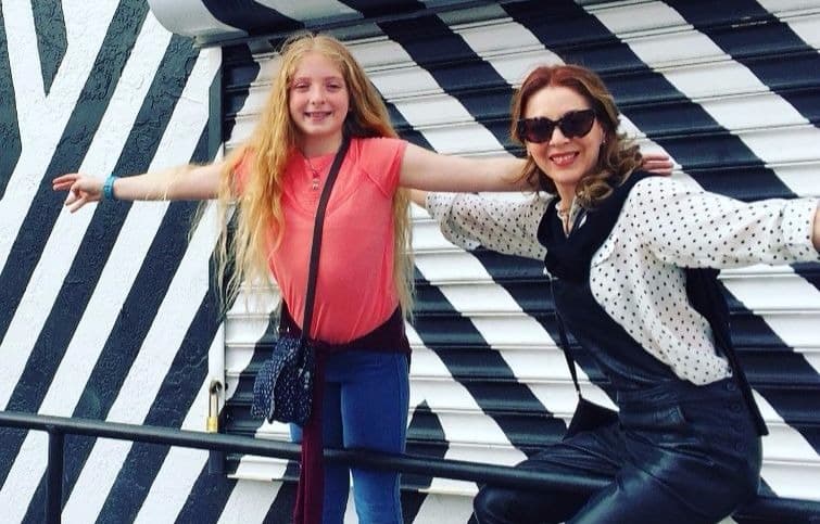 En el documento se asegura que todos que llevan una relación armoniosa: “Los suscritos queremos dejar constancia de que
<b>hay completa armonía</b> entre los integrantes de las familias González Fuentes, Lazo Margain y Creel Miranda y que nuestro objetivo prioritario es
<b>que la menor lleve esta etapa con paz y tranquilidad</b> en compañía de los integrantes de su familia”.