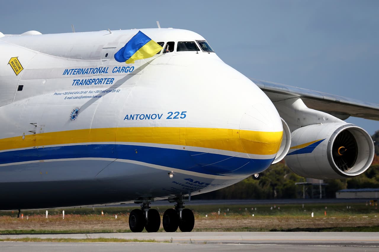 El Mriya fue fabricado en la década de los 80, cuando aún existía la Unión Soviética, con el objetivo de transportar a los transbordadores espaciales soviéticos Buran.