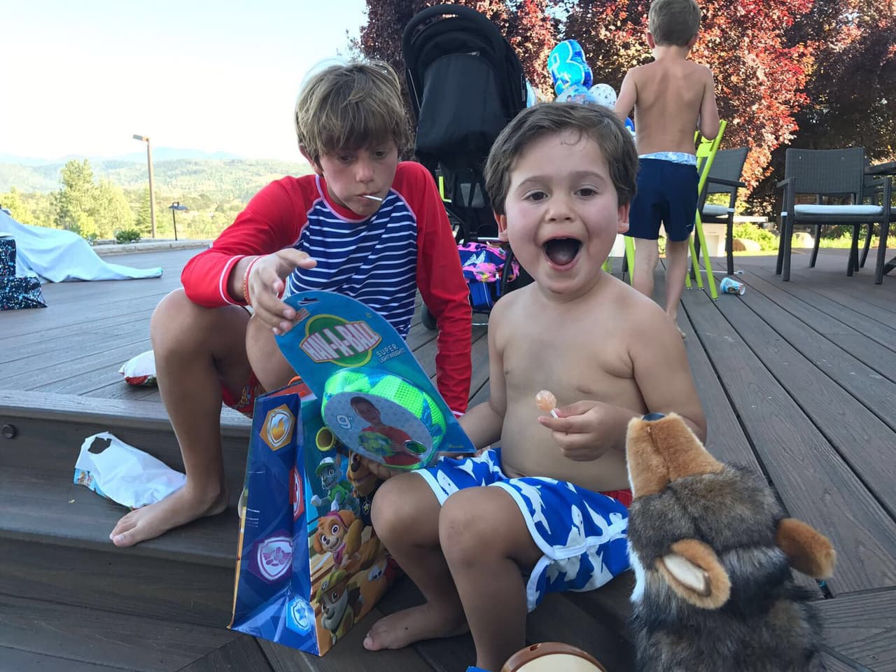 Los primos de Bruce no podía faltar a esta fiesta de cumpleaños acuática en las que todos disfrutaron de las aguas de un lago al sur de Oregón.