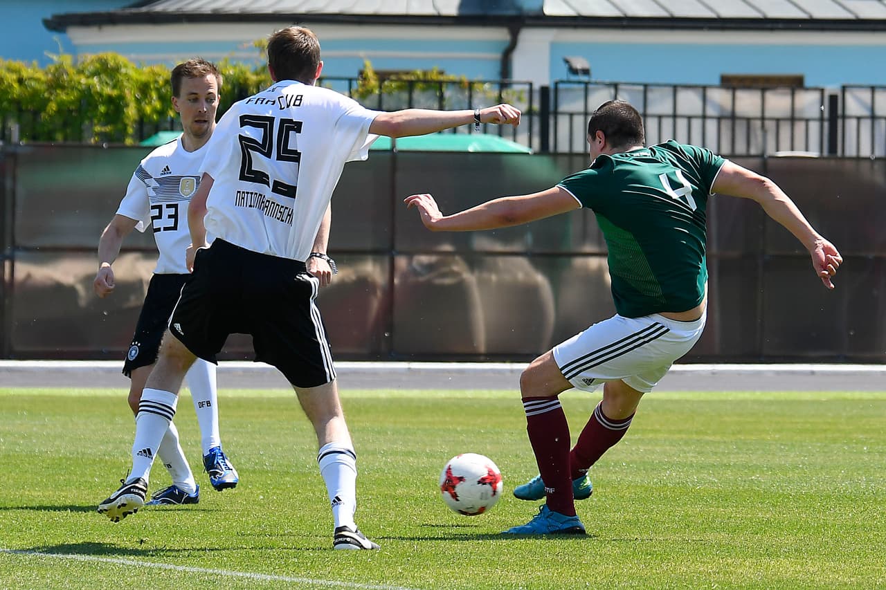 El duelo, a pesar de ser de fanáticos, tuvo un ritmo intenso.