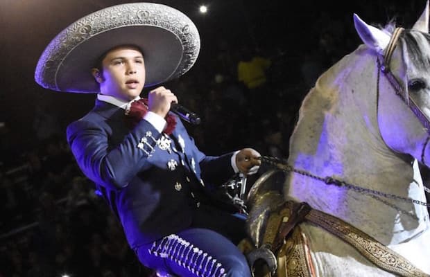 Leo además es un excelente jinete y al igual que su padre y su abuelo, domina a la perfeccíon el cantar mientras monta a caballo.