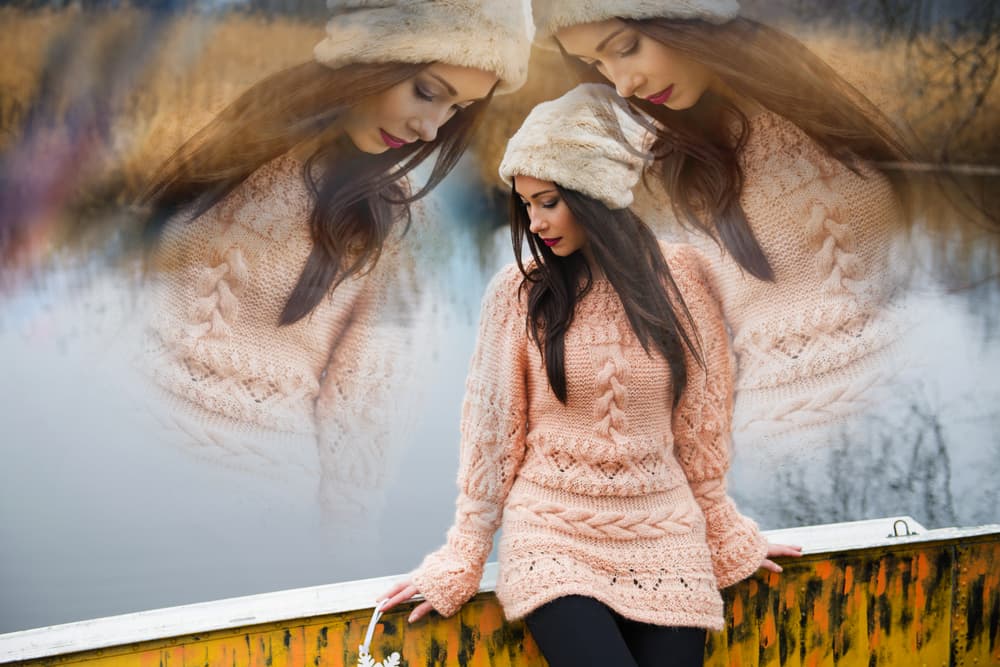 Otra señal interesante en este tipo de sueños que puede ocurrirle a alguien es que sabe dentro de sí que algo está mal, como que estamos conscientes de que no somos nosotros mismos y que algo extraño está ocurriendo. Es como si estuviéramos presenciando una vida pasada resguardada en nuestra mente.