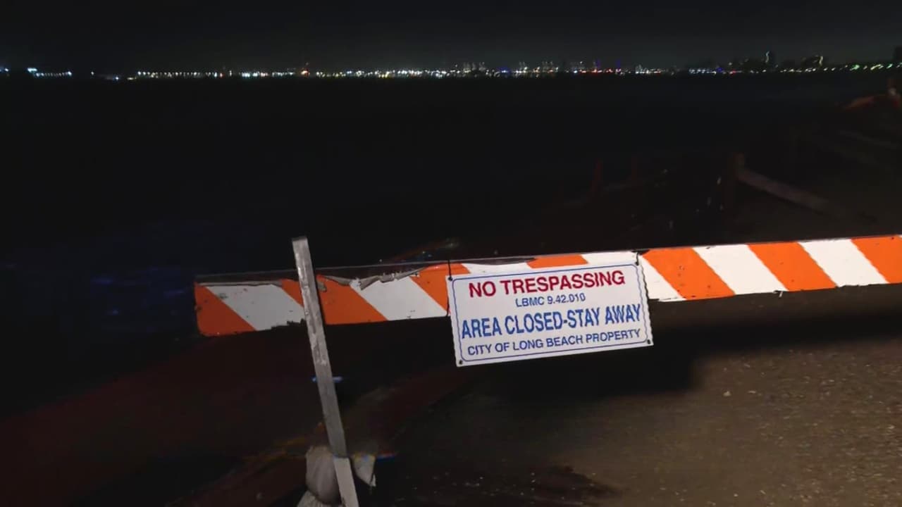 Con bolsas de arena residentes de Long Beach buscan protegerse de alto oleaje que podría llegar