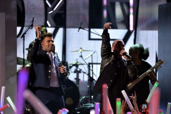 n uno de los duetos esperados de la noche Jencarlos Canela y J Balvin interpretaron ‘Tu sombra’ en los Premios Juventud 2014.