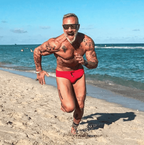 Los fans de Gianluca Vacchi también han reaccionado con asombro a las fotos que compartió desde la playa y en las que su miembro se marca a través del bañador rojo.