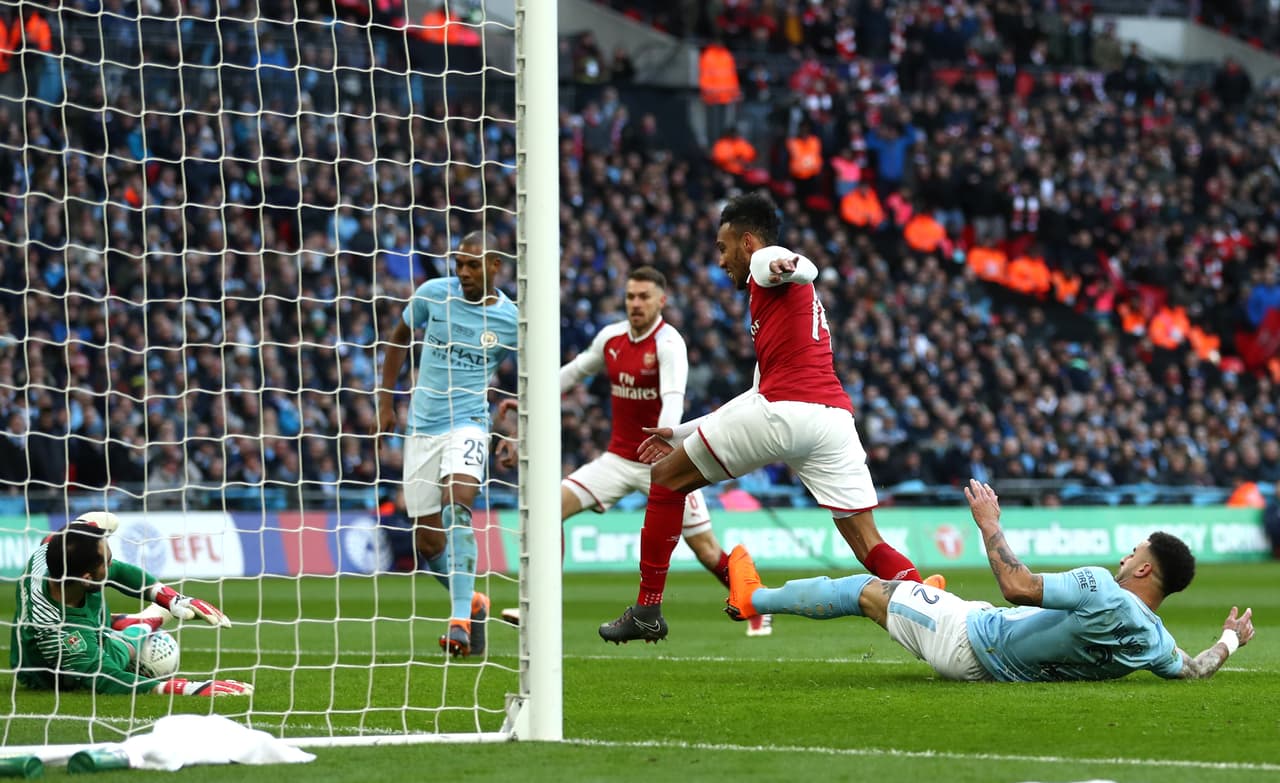 Arsenal fue el primer en generar opciones claras de gol, pero el arquero chileno Claudio Bravo pudo contenerlo.