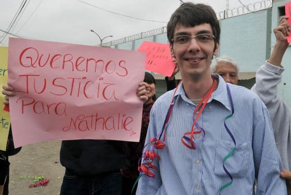 Aliviado, pero marcado por su detención, el joven, que protestó su inocencia en los últimos ocho meses, fue recibido a su salida de la cárcel de Sarita Colinia, en el puerto del Callao (Lima), por sus abogados, un par de amigos y los padres de su novia Nathalie Díaz, quien permanece detenida por el mismo proceso.