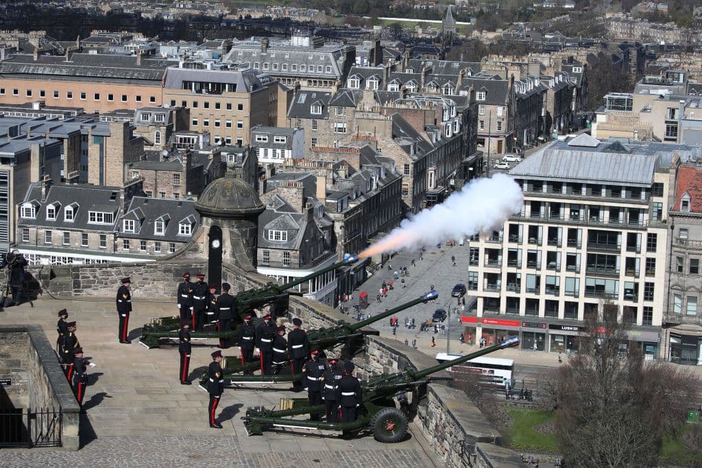 El 
<b>'Death Gun Salute'</b> inició a las 12:00 horas en todo el Reino Unido y se dispararon 41 rondas, 1 cada minuto.
<br>