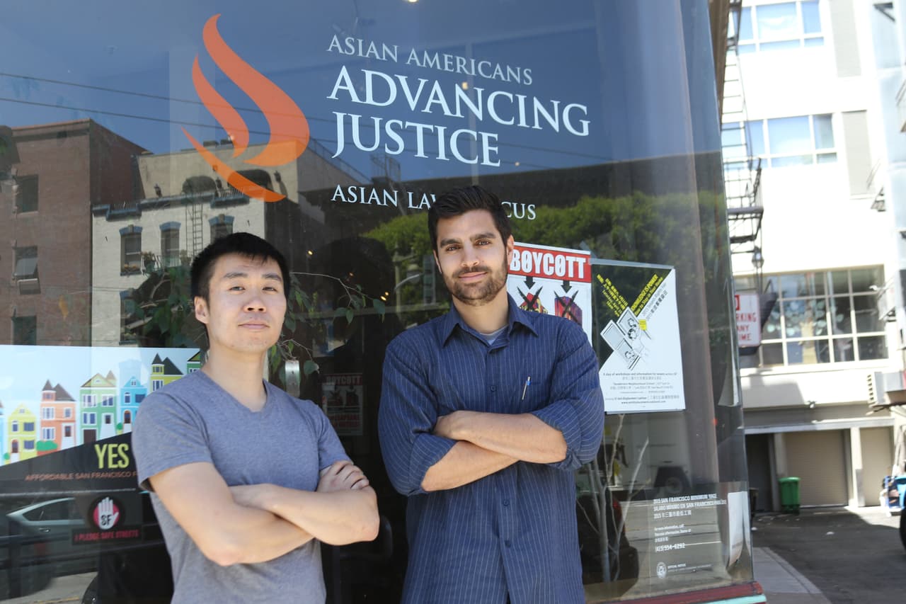 Kevin Lo, abogado especialista en derechos de inmigración y Jonathan Stein, abogado especializado en derechos de votantes, ambos del Asian Law Caucus. Dicen que los dichos de Trump han despertado temores en la comunidad asiática y muchos les preguntan "¿Qué pasará conmigo si Trump llega a la presidencia?".