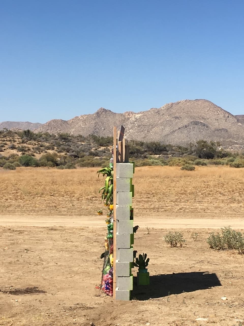 Lateral del pequeño muro fronterizo anti-Trump en California