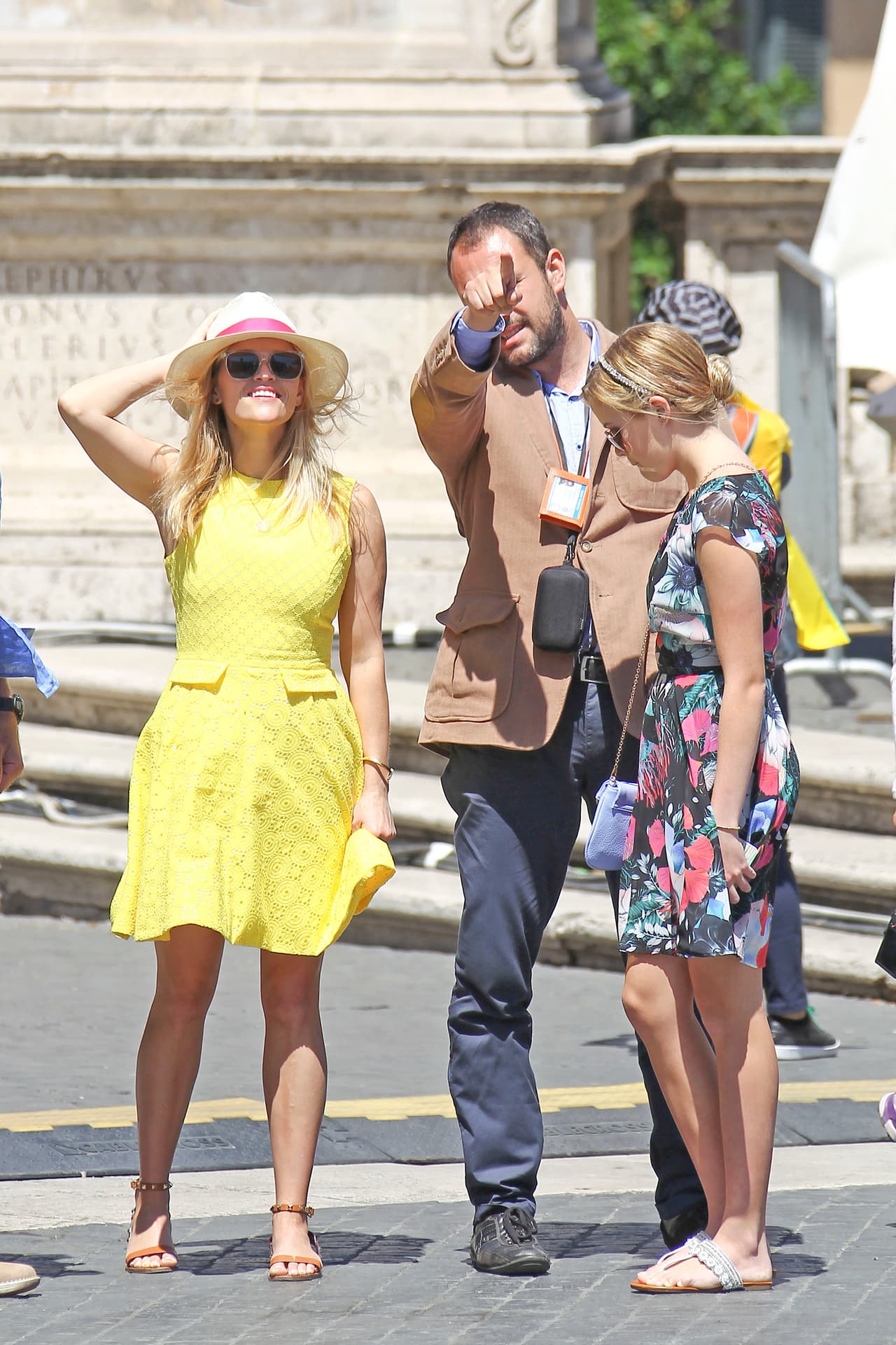 Ambas luciendo prendas frescas y coloridas.