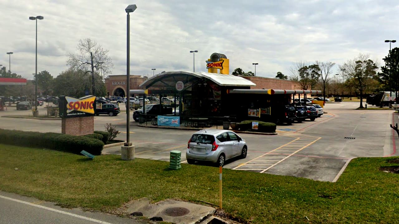 Arrestan a un empleado de Sonic Drive-In acusado de agredir a dos clientes que le reclamaron por un pedido