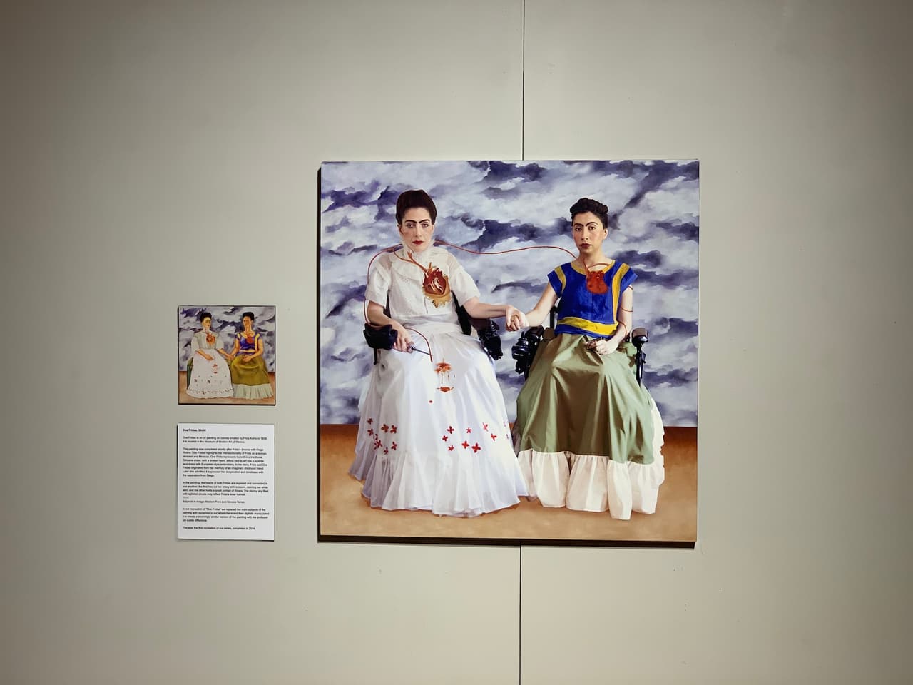 La primera pieza de arte que Reveca y Miriam hicieron juntas es la de Dos Fridas, de la cual están muy orgullosas. Está pintura fue la que les dio la idea de crear esta exhibición.