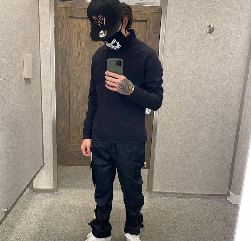 Según una reseña publicada por Uno TV, la casa de El Pantera de Culiacán
<b><a href="https://www.unotv.com/entretenimiento/el-pantera-de-culiacan-la-nueva-estrella-de-la-musica-grupera/" target="_blank">colindaba con la de un cantante</a></b> y la madre del joven quería que fuera escuchado por éste y lo ayudara, pues consideraba que su hijo tenía talento para la música.
<br>