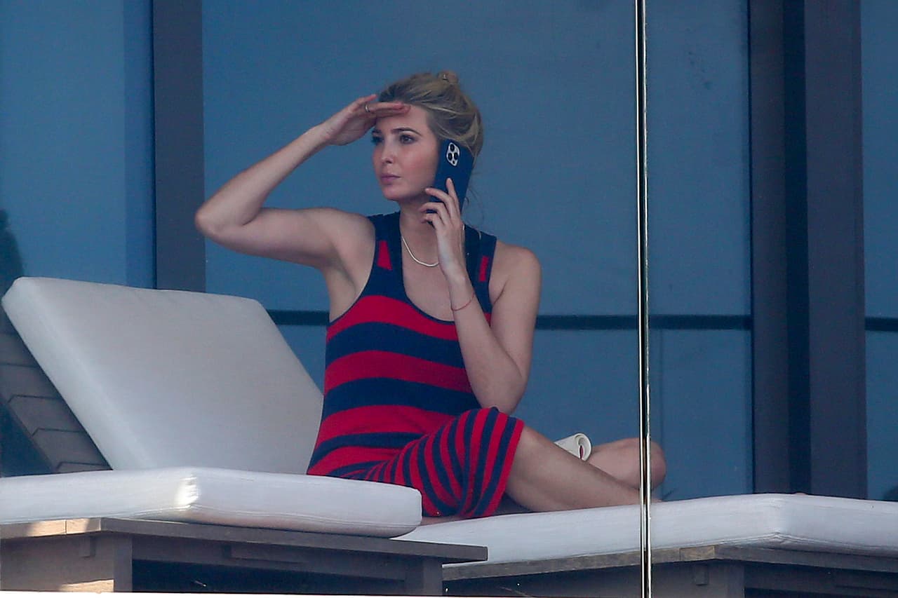 Recientemente Ivanka, de 39 años, fue fotografiada en la terraza de su lujosa vivienda mientras se tomaba un tiempo para descansar.
<br>