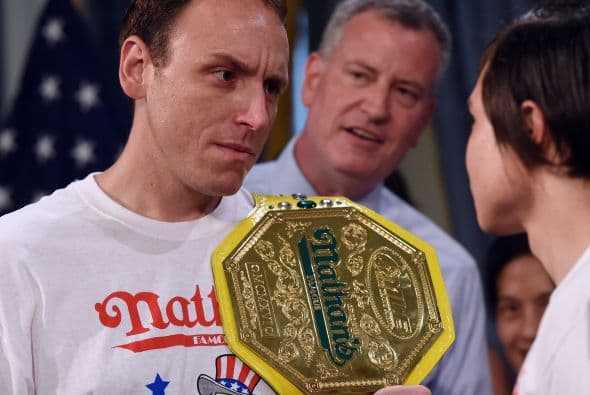 Este año, el japonés nativo, apodado el Tsunami, compitió contra otros cinco comedores en un evento separado en Manhattan en una búsqueda por batir el récord de Chestnut en 10 minutos. Cocina con sabor para tu familia y prepara un Delicioso platillo en casa. Busca más recetas deliciosas aquí.