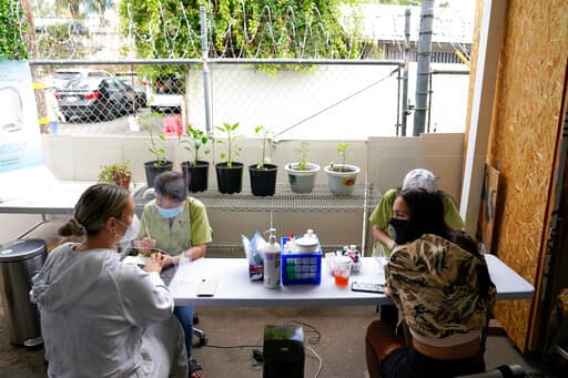 Trabajadores y clientes están obligados a usar las mascarillas en todo momento.