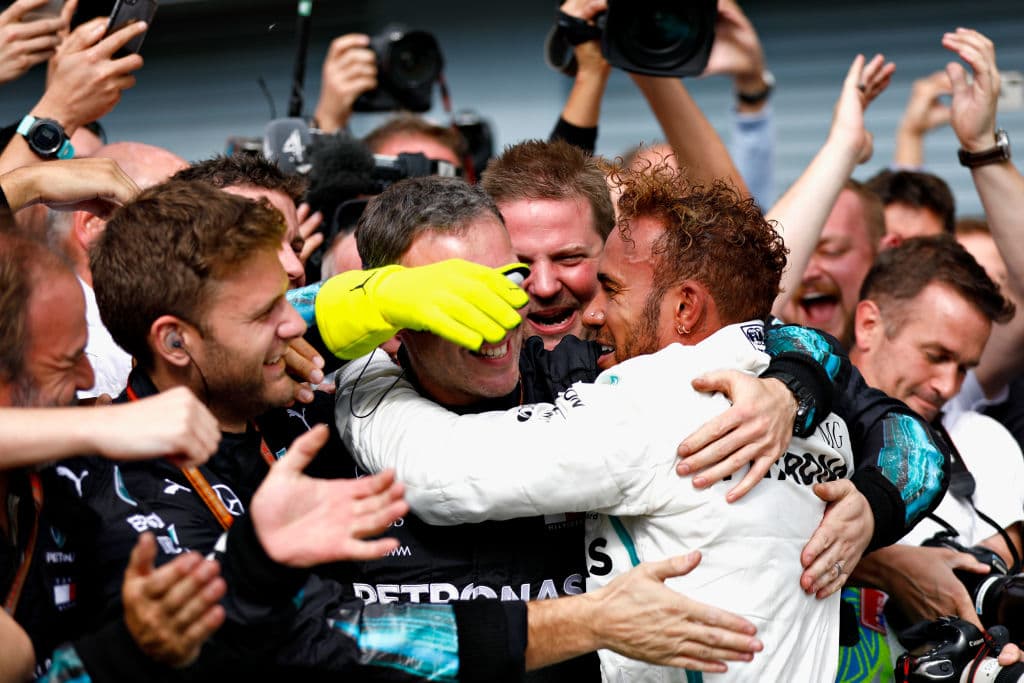 "Quiero agradecer el trabajo de todo el mundo en la fábrica; y también le doy las gracias a Valtteri (Bottas, su compañero finlandés), que ha hecho una gran carrera", indicó.