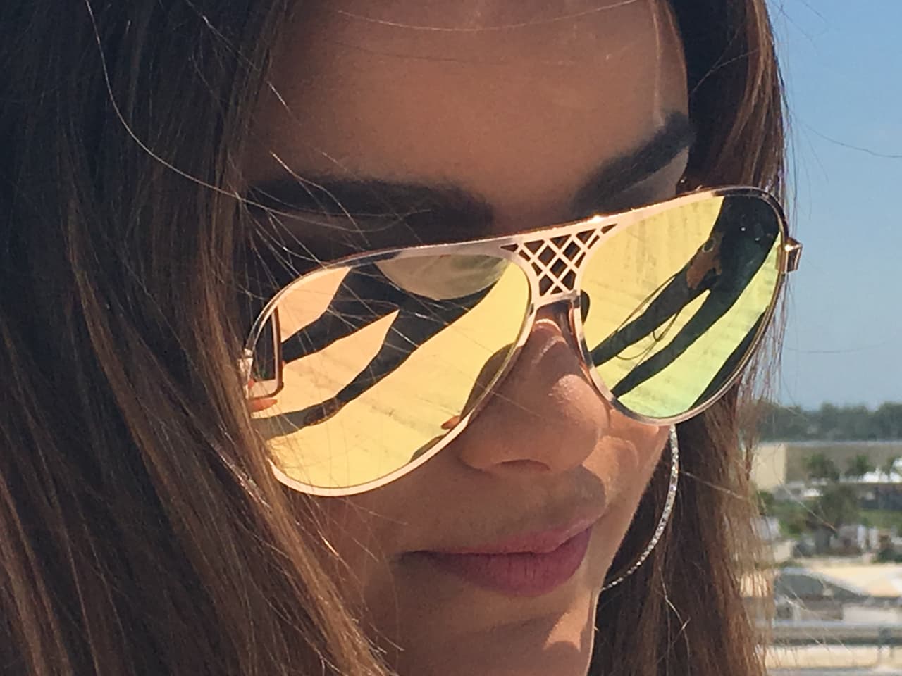 La belleza de Clarissa también hay que verla con lentes especiales.