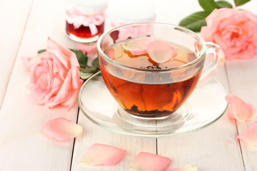 <b>Infusión de rosas. </b>Refréscate con una relajante y deliciosa infusión. Sólo necesitarás hervir agua y dejar algunos pétalos reposando en el líquido caliente en una taza durante 10 minutos.