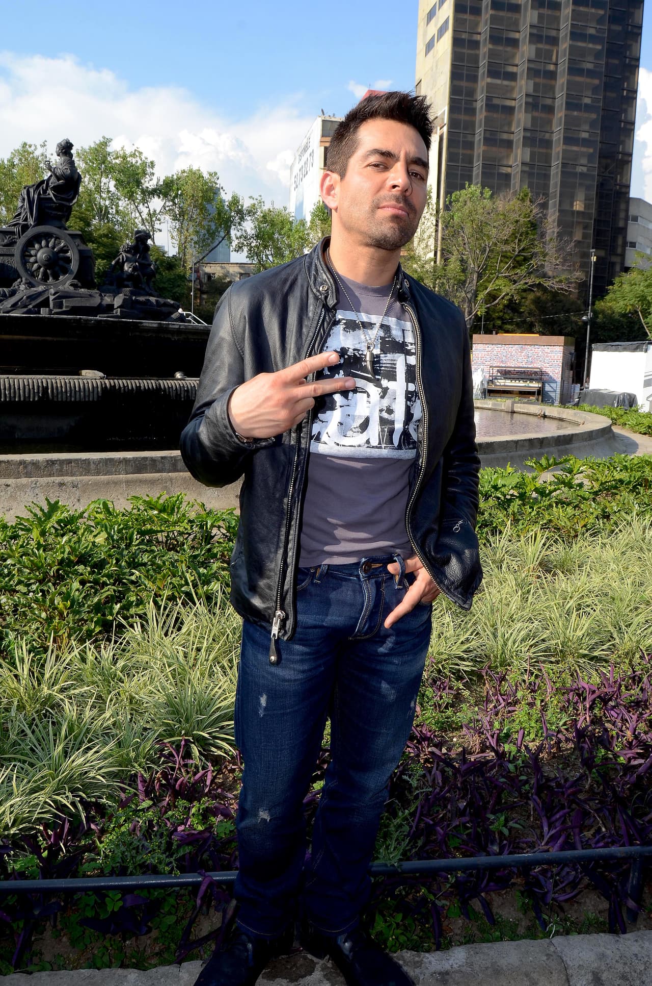 Omar Chaparro es un gran admirador de Pedro Infante, domina el tono de voz, las poses y los movimientos del llamado 'Ídolo de Guamúchil' lo cual ha mostrado en varias ocasiones. Por ejemplo, en julio de 2013, durante una presentación en el programa de la televisión mexicana ‘Parodiando’, interpretó ‘La casita’ y algunas coplas de ‘Amorcito corazón’.