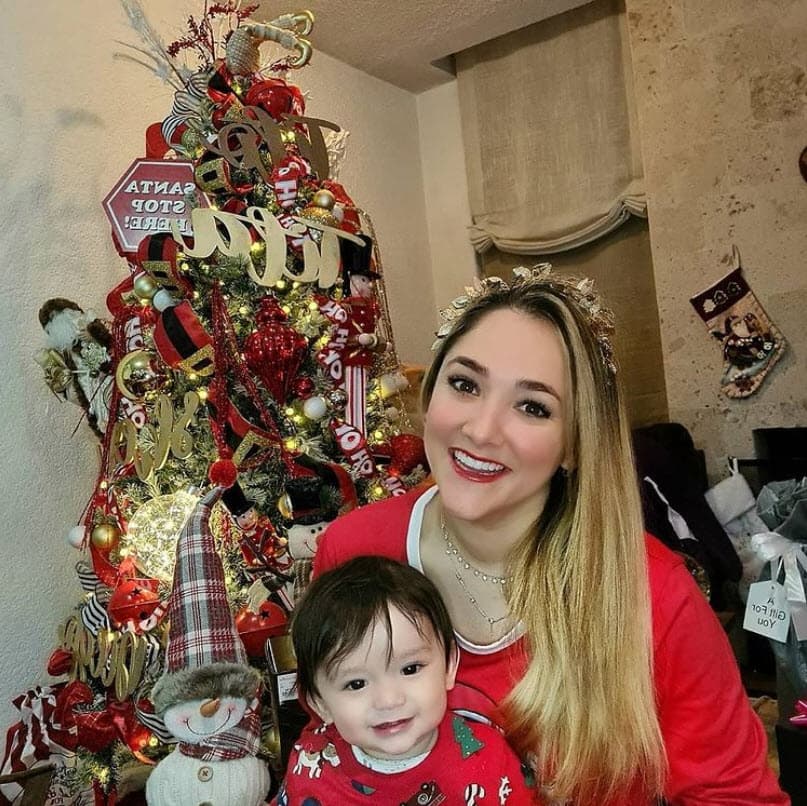 "Les tengo noticias, 
<b><a href="https://www.univision.com/famosos/no-mas-pucheros-asi-recibio-andre-a-sherlyn-despues-de-no-verla-en-dias-video">hago muchas cosas más que también están mal vistas</a>: </b>elegí ser mamá sin un papá para André, duerme en mi cama, mientras sea posible quiero tenerlo tan cerca como pueda, le permito experimentar con su comida".
<br>