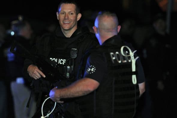 La policía confirmó vía Twitter, la detención del segundo sospechoso de los atentados del pasado lunes en el maratón de Boston (EE.UU.) y que había sido acorralado en el barrio de Watertown. "CAPTURADO!!! La caza se ha acabado. La búsqueda ha terminado. Se acabó el terror. Y la justicia ha ganado. El sospechoso está bajo custodia", se lee en el tuit de la policía de Boston. A lo largo de toda la jornada un extraordinario despliegue policial había perseguido a Dzhokhar Tsarnaev, un joven de 19 años de origen chechén, presunto coautor de los atentados. Según el diario Boston Globe, Tsarnaev fue capturado después de un tiroteo en el que resultó herido, por lo que está siendo trasladado al Hospital Mount Auburn de Cambridge. Un oficial le dijo al diario que el joven, de 19 años, se encuentra consciente. La noticia de su captura fue acogida con aplausos por el público que salió de sus casas.