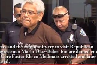 El sindicalista Eliseo Medina es arrestado por un policía de El Doral, Miami, a la entrada del edificio donde se ubican las oficinas de los congresistas republicanos Mario Diaz-Balart y Marco Rubio. (Foto de Fast for Families).
