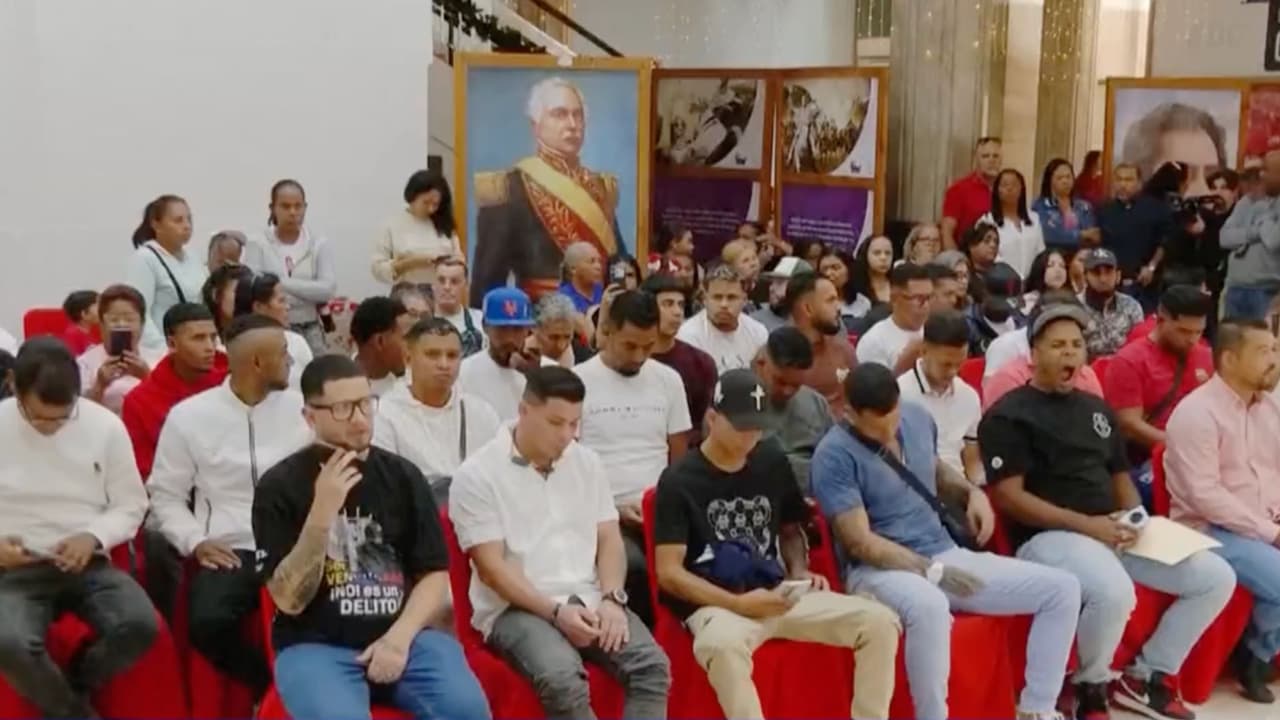 Venezolanos expulsados a El Salvador exigen a EEUU cumplir fallo que ordena darles el debido proceso