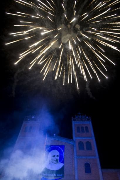Al igual que en su pueblo natal, cerca del santuario de Medellín, los fervientes católicos observaron en directo la transmisión de la canonización de la santa colombiana, pero momentos antes tuvieron un encuentro de fe y oración.