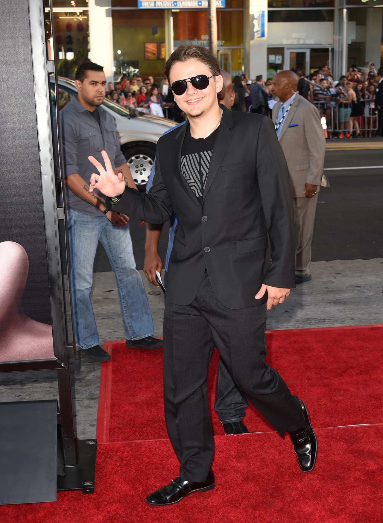 Este joven no escatima, y cuando se encuentra enamorado gasta miles de dólares para complacer a la chica en cuestión. Se dice que ha gastado mucho dinero comprando joyas para su novia.