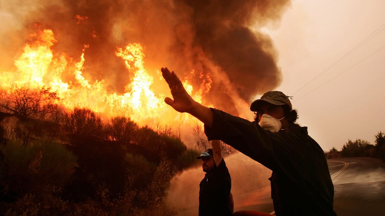 La salvadoreña vigilante, el jardinero bondadoso y otros hispanos que ayudan en los incendios