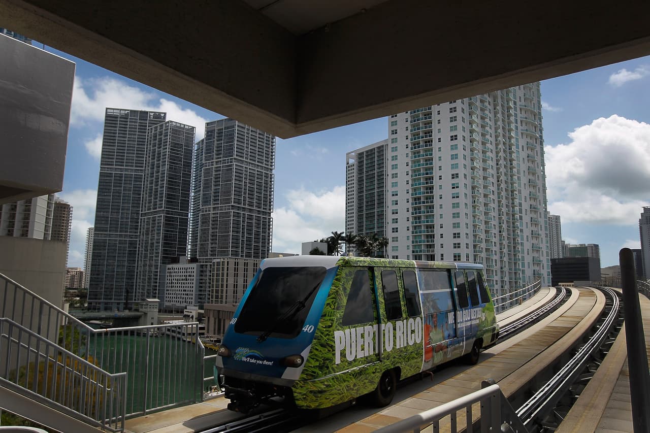 Un paseo por el Downtown en el Metromover. A los niños les encanta la altura y los trenes, y este servicio gratuito los llevará por Brickell hasta el antiguo centro comercial Omni, para que conozcan más la ciudad.
<br>