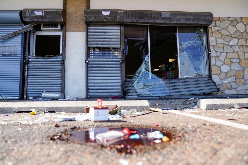 Los saqueos se dieron después de una protesta pacífica luego de que se diera a conocer que el policía que mató a tiros al conductor Eddie Irizarry no enfrentaría cargos. Las autoridades aclararon que los saqueadores no eran parte de la protesta. “Un grupo de delincuentes oportunistas”, dijo el comisionado interino de la policía John Stanford.