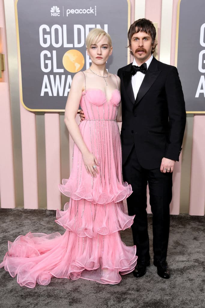 <b>Julia Garner y su esposo Mark Foster</b> hicieron contraste con los colores de sus atuendos.
<br>