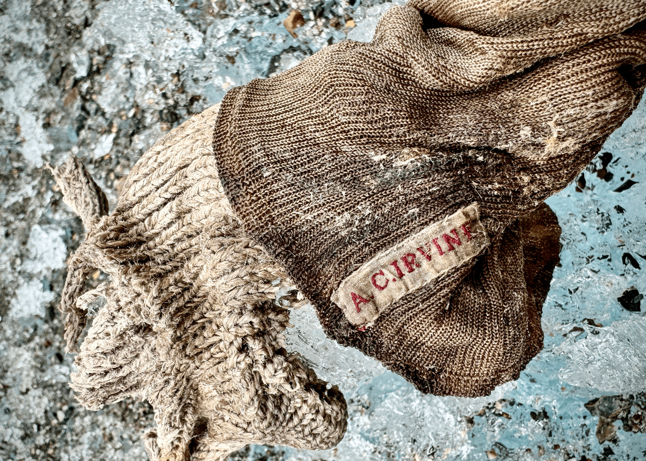 Un equipo dirigido por Jimmy Chin ha descubierto un calcetín bordado con la palabra "A.C. Irvine" junto con una bota en el glaciar central de Rongbuk, debajo de la cara norte del monte Everest. Se trata de la primera prueba posible de la muerte de Irvine desde que desapareció durante una expedición en 1924.