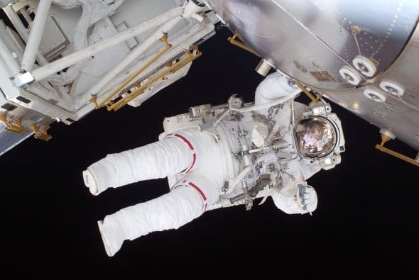 El 01 de septiembre de 2009 la ingeniero de vuelo Nicole Stott del transbordador espacial Discovery, realizó junto con el astronauta hispano John Olivas, una caminata de seis horas y media, cuyo objetivo central era sacar un estanque de amoníaco de la viga central de la Estación Espacial Internacional.