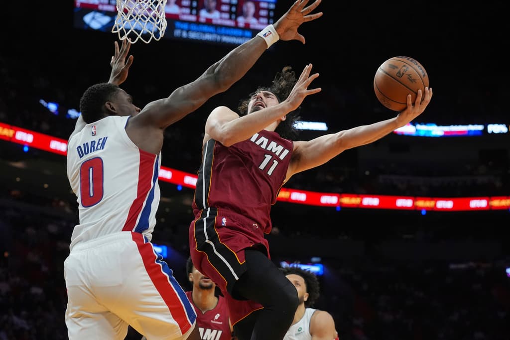 Detroit Pistons center Jalen Duren (izq.) defends Miami Heat guard Jaime Jaquez Jr. (der.) during the second half of an NBA basketball game, Wednesday, March 19, 2025, in Miami.