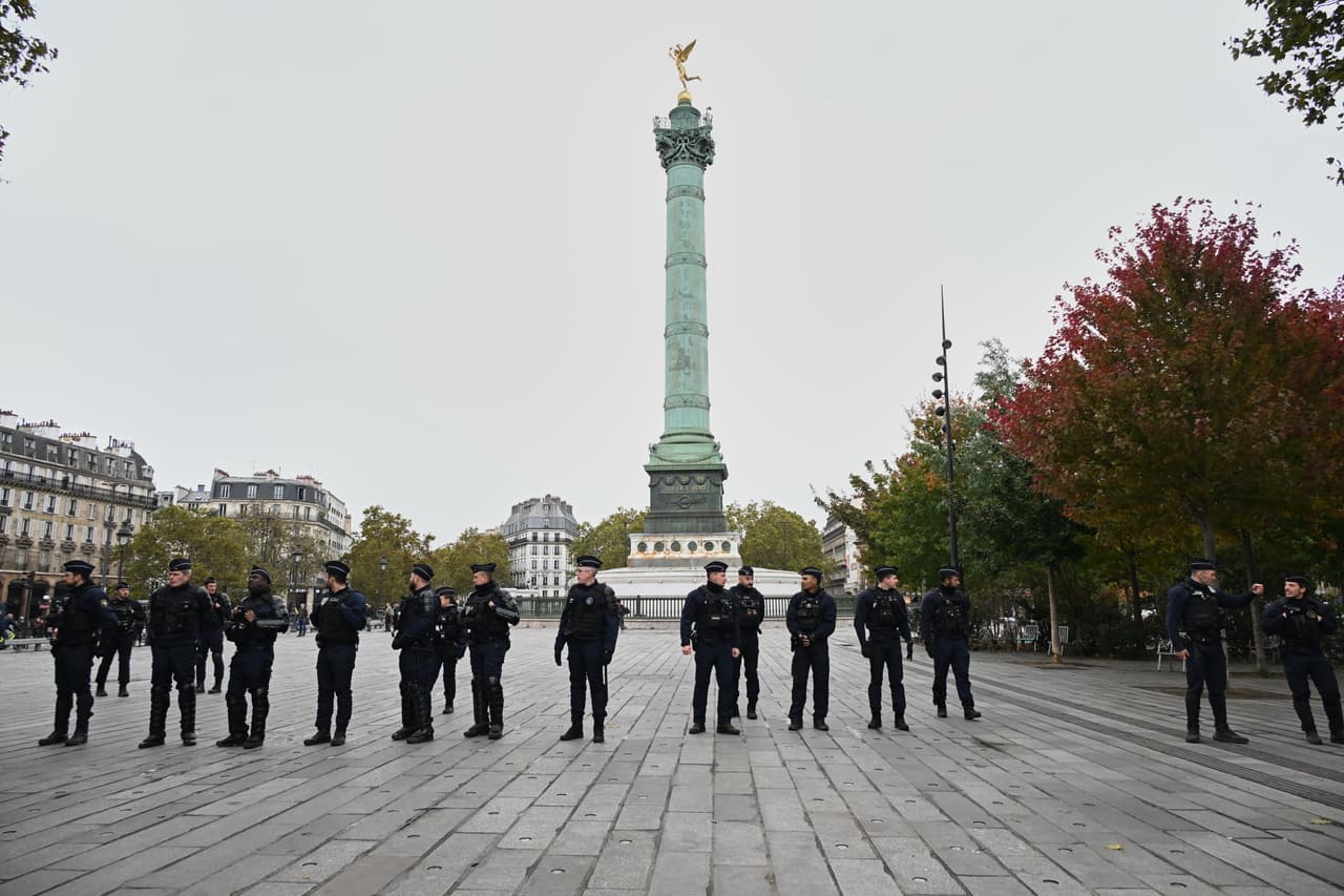 Agentes de policía patrullan la vacía Plaza de la Bastilla antes de una manifestación contra parisinas del sábado 24 de octubre de 2026.