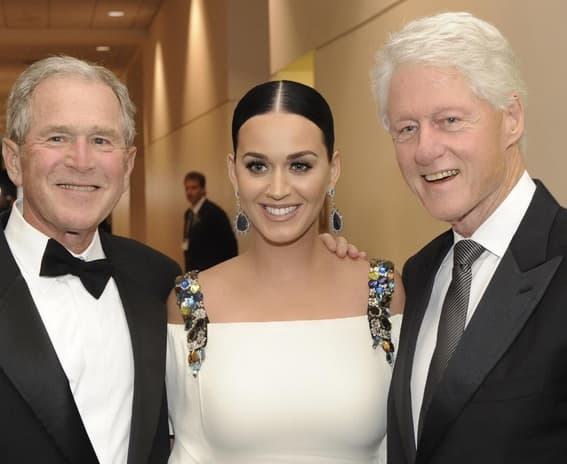 Katy Perry compartió una foto en sus redes sociales, donde aparece en una gala con los ex presidentes George W. Bush y Bill Clinton.